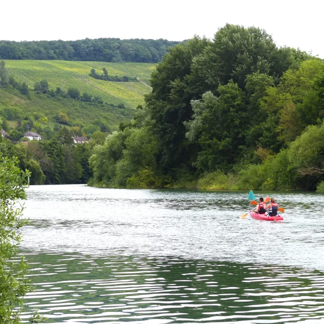 Deux personnes dans un canoë rouge sur la rivière Marne à Jaulgonne