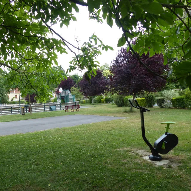 Aire de jeux dans un espace vert à Jaulgonne