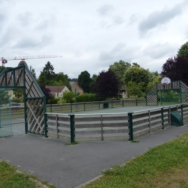 Aire de jeux dans un espace vert à Jaulgonne.