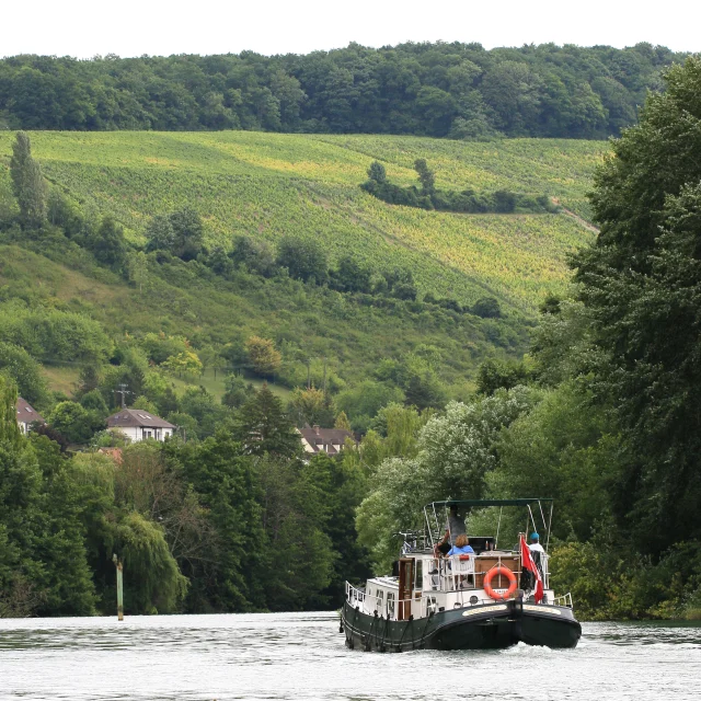 Un bateau navigant sur la Marne à Jaulgonne