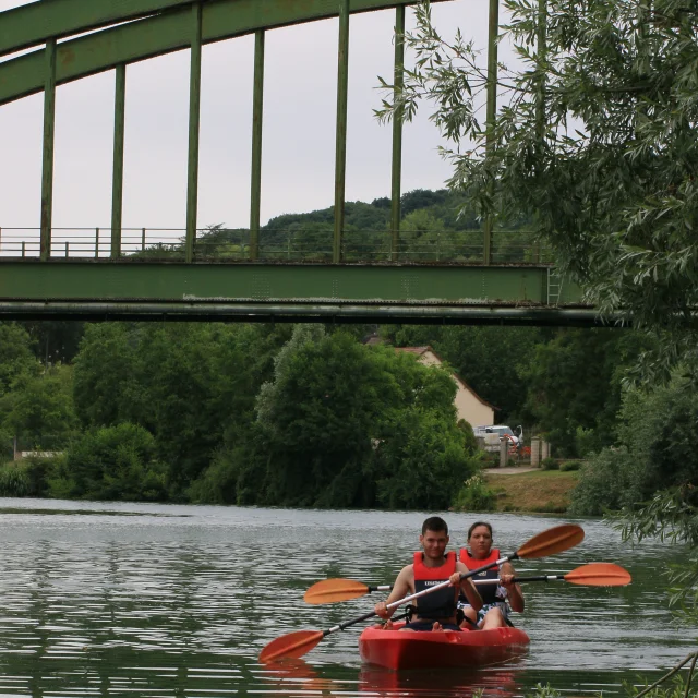 Deux personnes dans un canoë rouge sur la rivière Marne à Jaulgonne