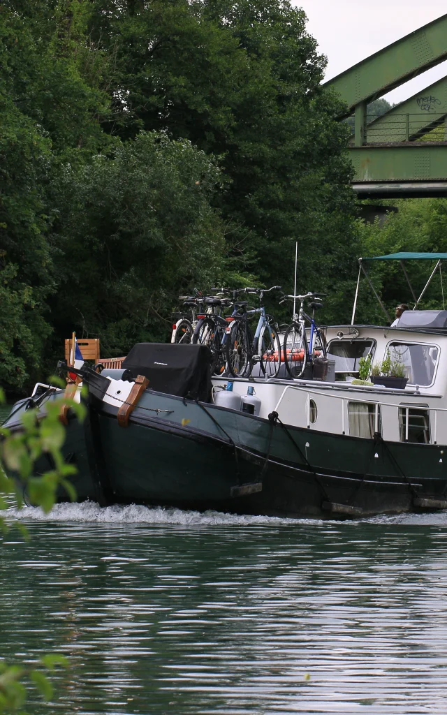Un bateau navigant sur la Marne à Jaulgonne