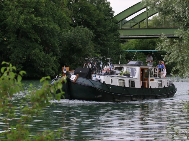 Un bateau navigant sur la Marne à Jaulgonne