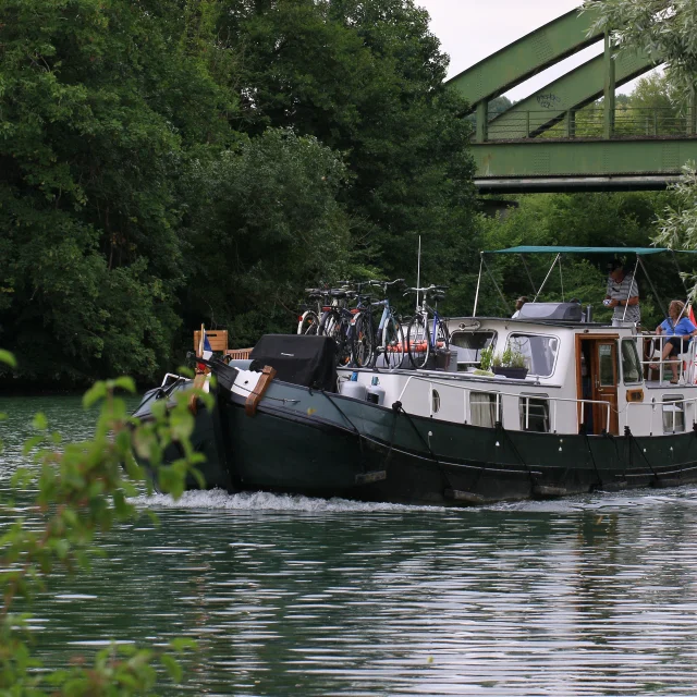 Un bateau navigant sur la Marne à Jaulgonne
