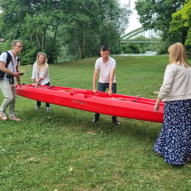 Transport du canoë en bord Marne à Jaulgonne