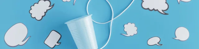 Vue De Dessus Des Gobelets En Plastique Attaches Avec De La Ficelle Et Des Bulles De Discussion
