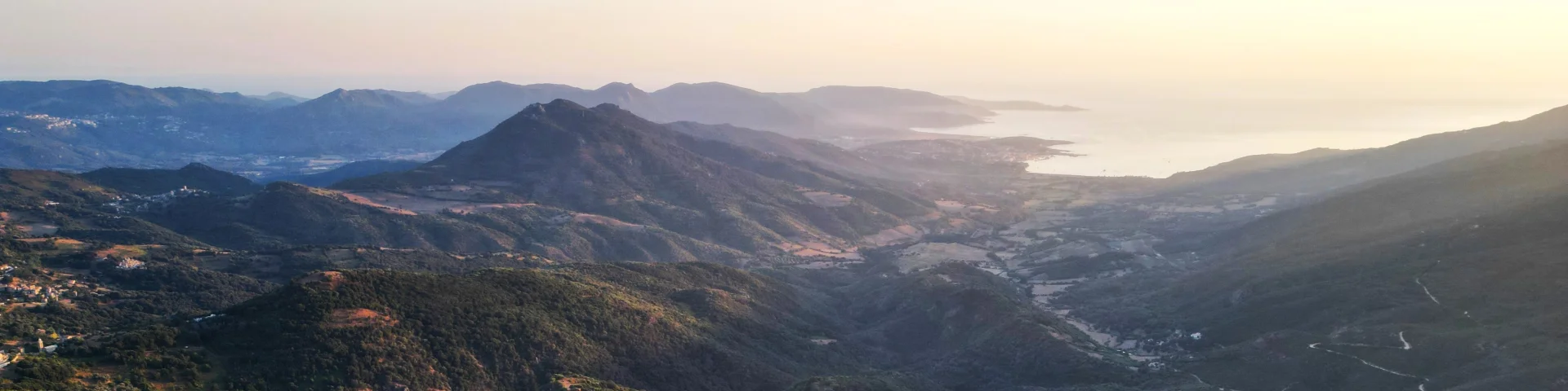Panorama sur les montagnes et le golfe du Valinco depuis les Martini