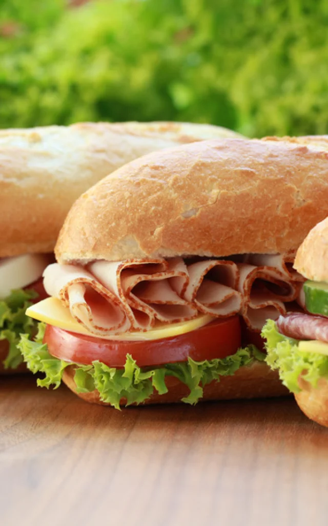 Drei Sandwiches sind belegt mit Schinken, Salami und Mozzarella