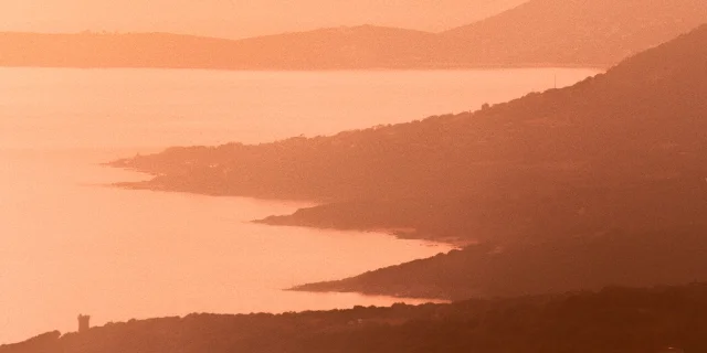 Coucher de soleil sur les côtes d'Olmeto Plage