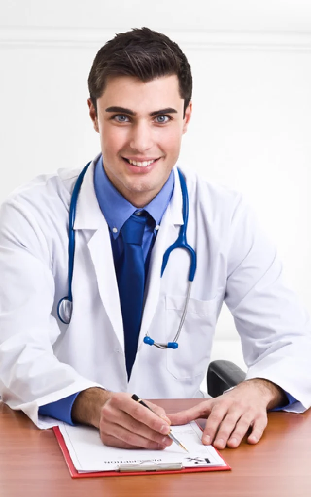 Medico che scrive una ricetta alla sua scrivania