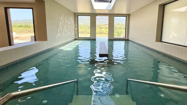 Piscine intérieure baignée de lumière - Baracci