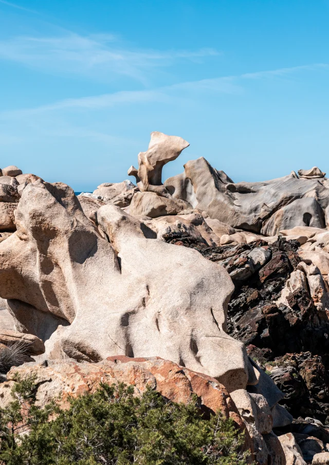 Rochers Sculptes Par Le Vent Sur Le Sentier De Campomoror A Senetosa