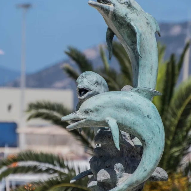 Statue Des 3 Dauphins Copy 758x1024 1