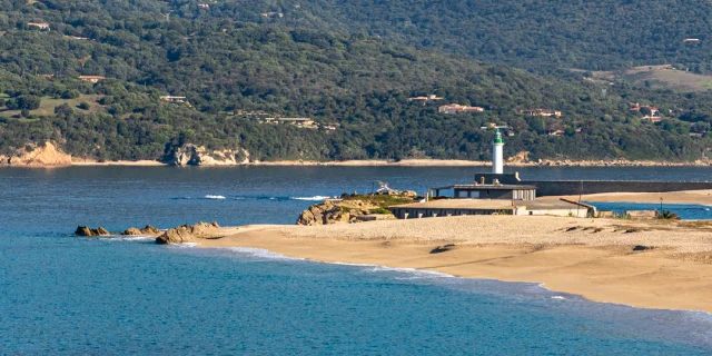 Plage de Puraja avec le phare de Propriano