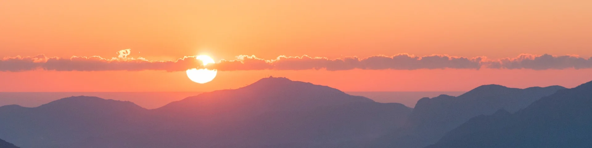 Coucher de soleil sur les montagnes corses