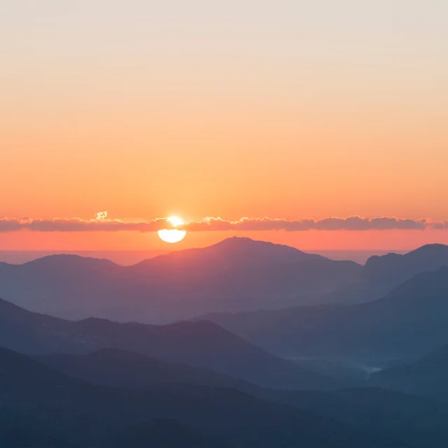 Coucher de soleil sur les montagnes corses