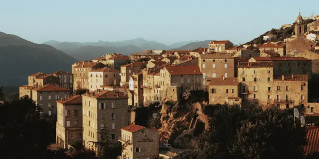 Sartène, la plus corse des villes corses à l'heure dorée