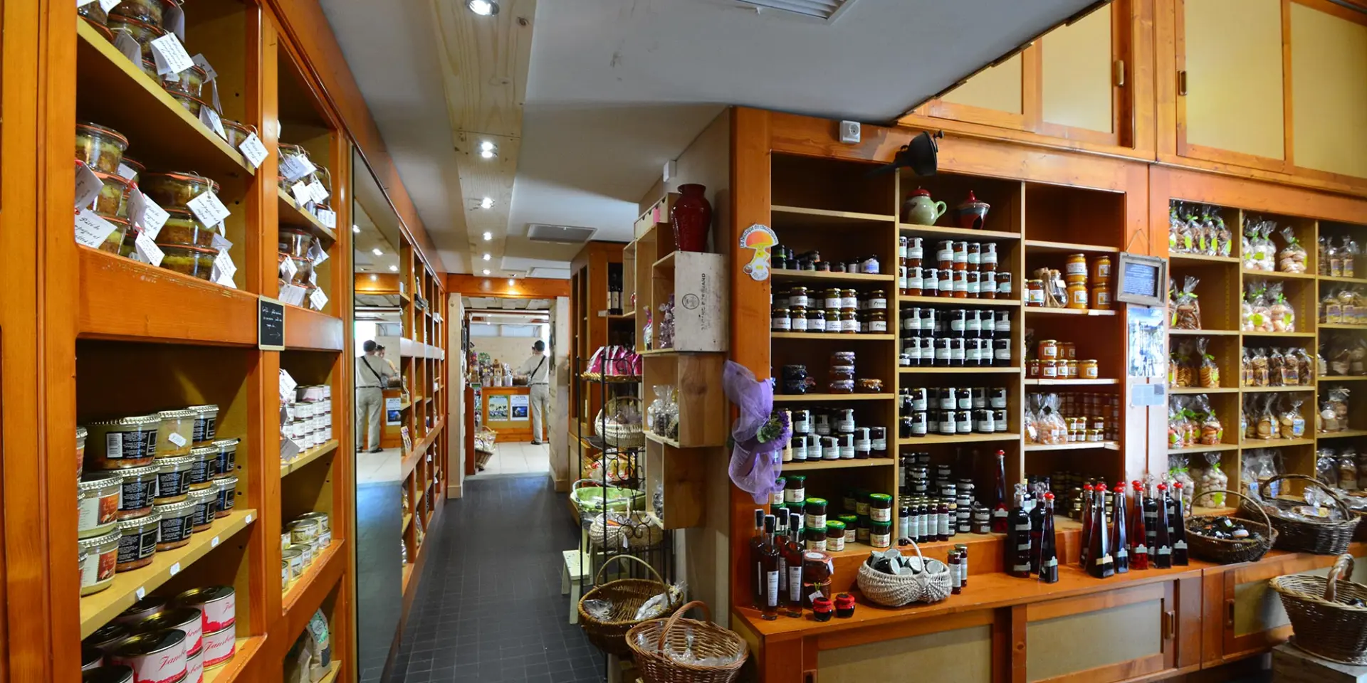 Étagères remplies de divers produits artisanaux dans une boutique