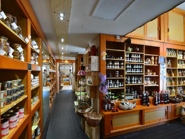 Étagères remplies de divers produits artisanaux dans une boutique