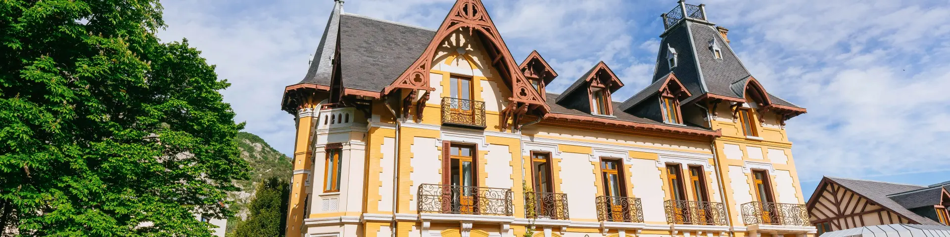 Mansión elegante con detalles arquitectónicos intrincados y un gran jardín