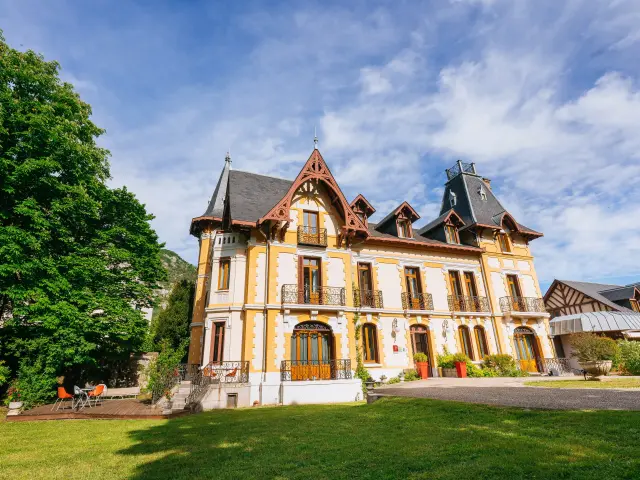 Mansión elegante con detalles arquitectónicos intrincados y un gran jardín