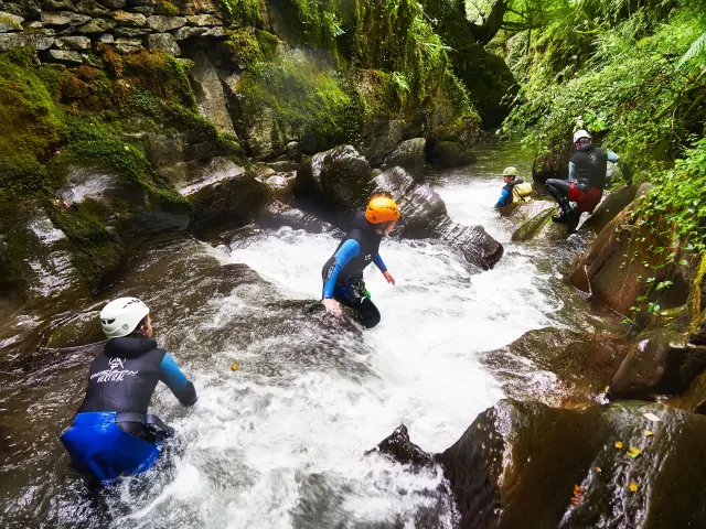 Groupe de personnes pratiquant le canyoning dans un canyon rocheux