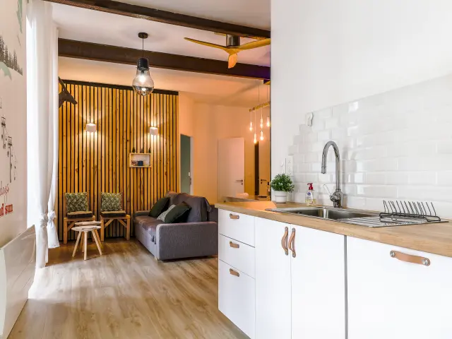 Intérieur moderne avec cuisine et salon ouvert