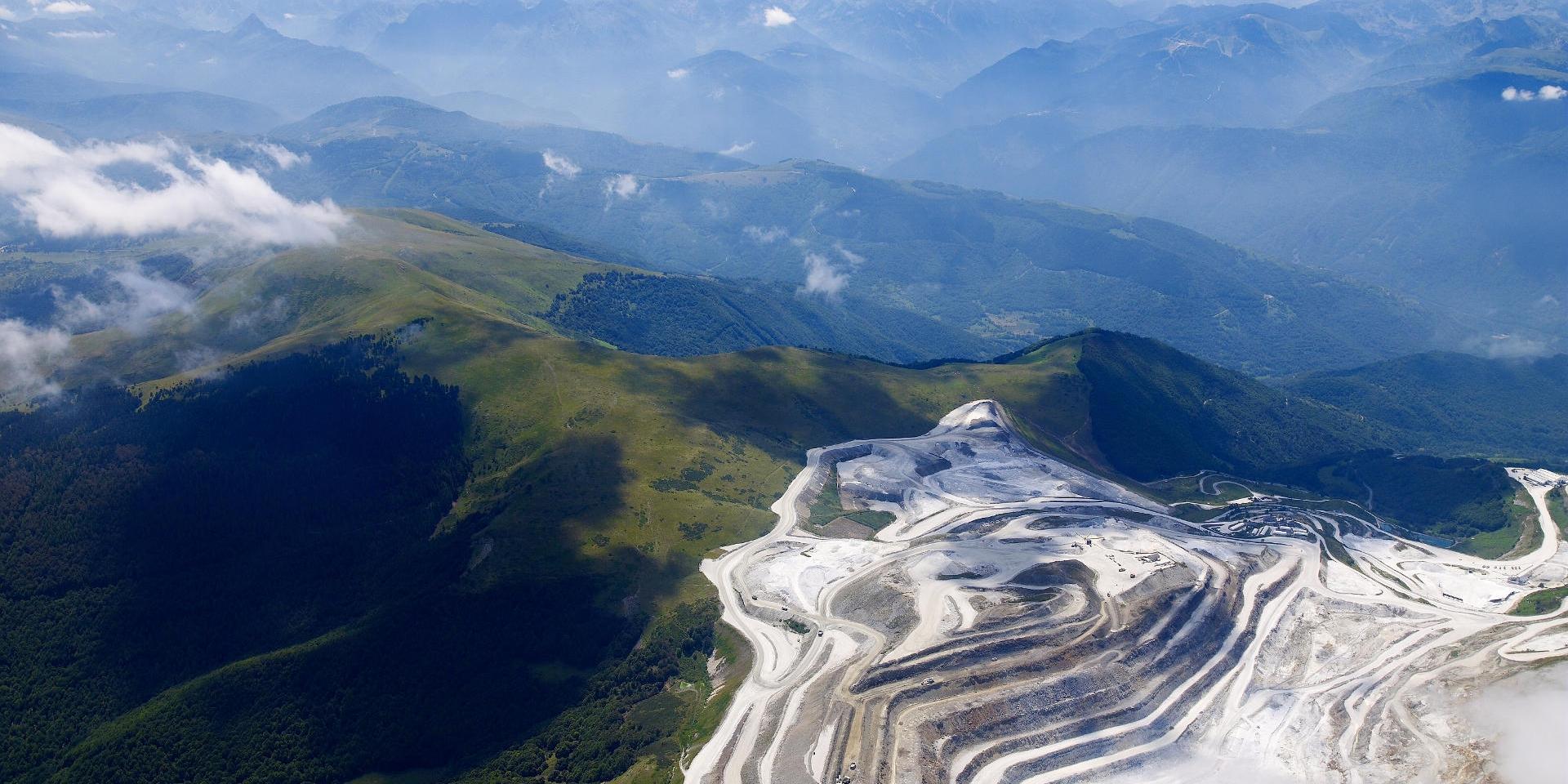 Vue du ciel carrière de talc de Trimouns Credit Photo CRTL Midi Pyrenees D.VIET