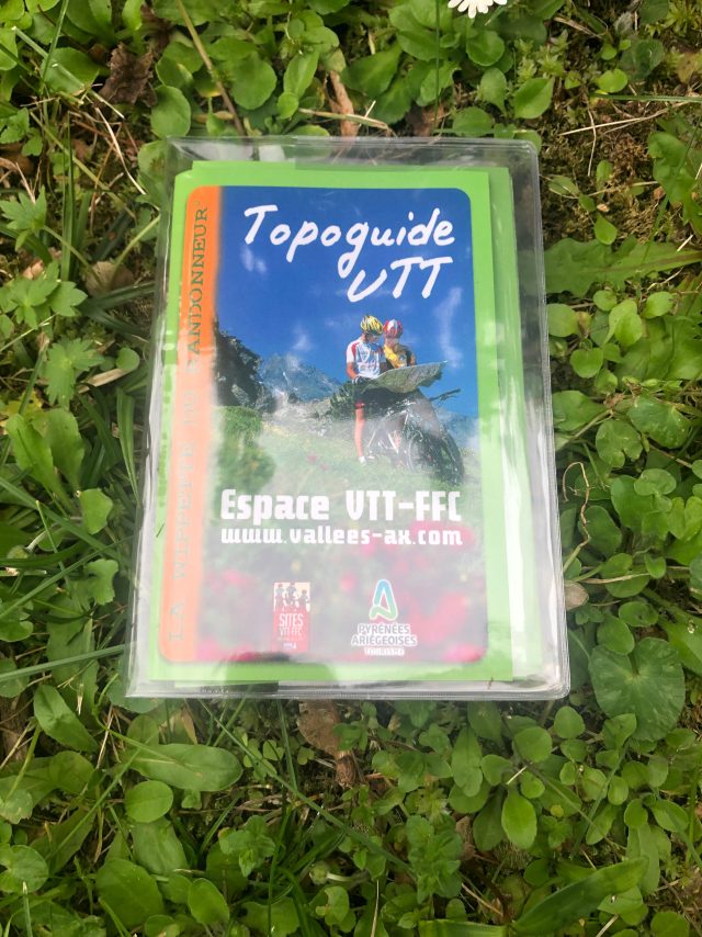 Guide de randonnée VTT avec des cyclistes sur la couverture