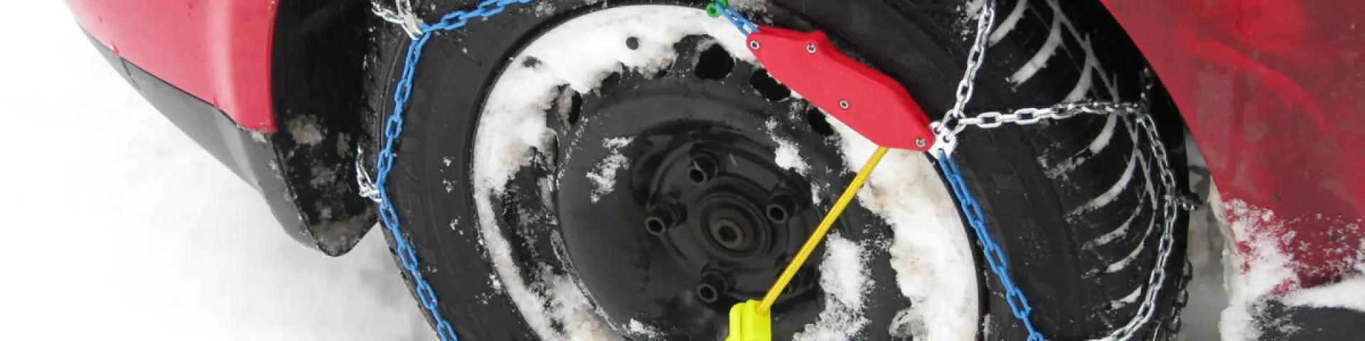 Pneus de voiture couverts de neige avec chaînes antidérapantes