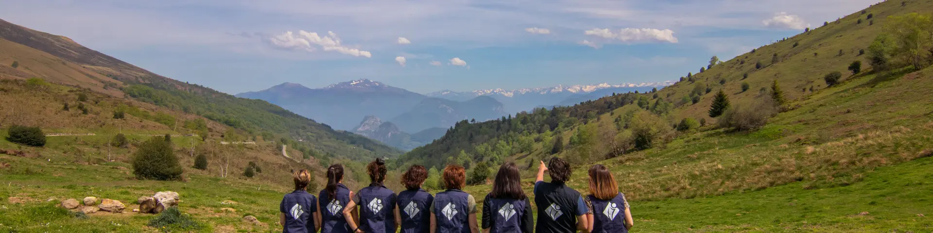 Un groupe de personnes en randonnée dans une vallée verte