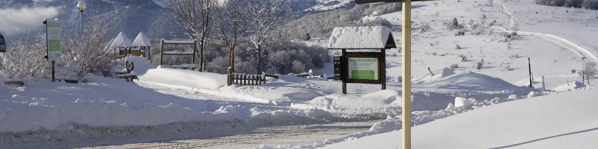 Señal que indica Col du Chioula altitud 1431m en un paisaje nevado