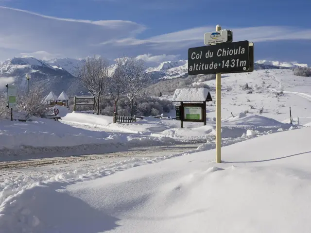 Sign indicating Col du Chioula altitude 1431m in a snowy landscape