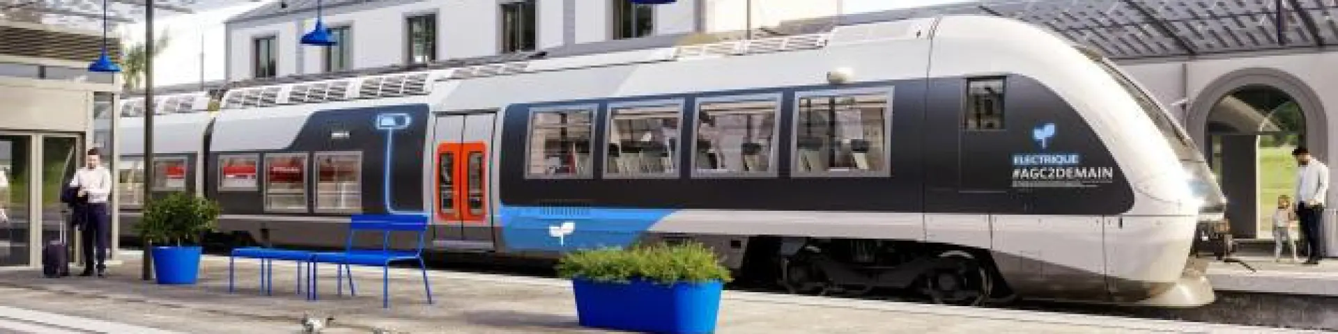 Tren moderno en la estación con pasajeros esperando en el andén