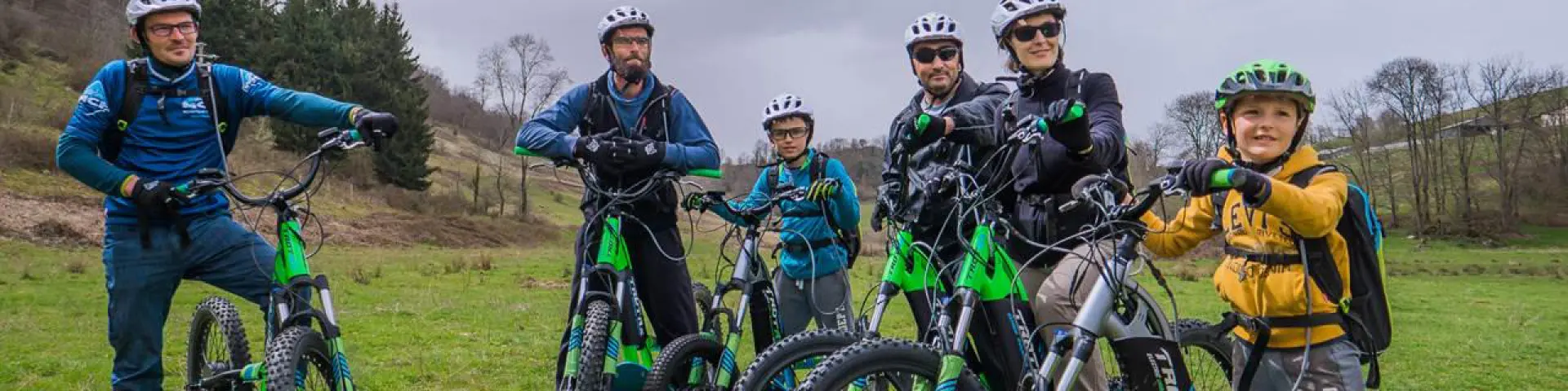 Una familia con bicicletas eléctricas en un camino rural
