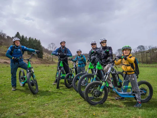 Una familia con bicicletas eléctricas en un camino rural