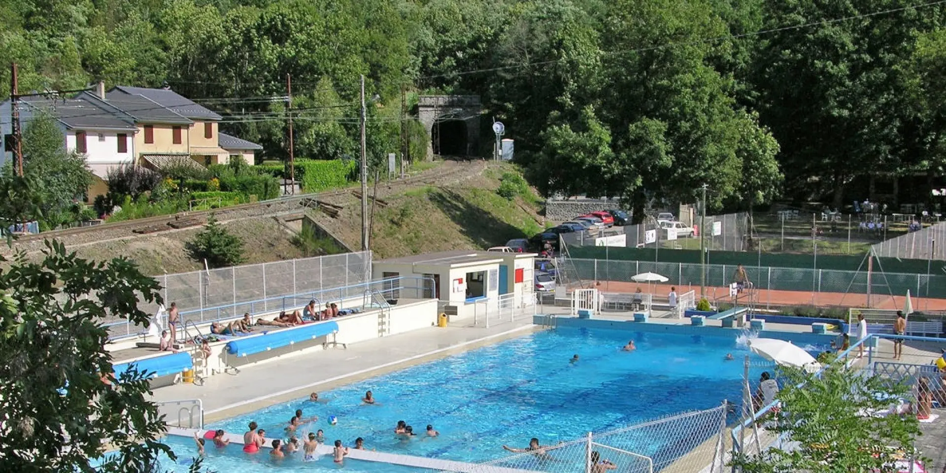 Piscine en plein air avec des gens nageant et se relaxant