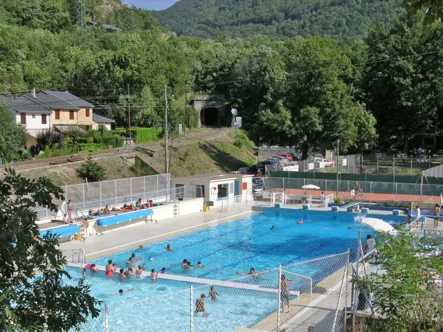Piscine en plein air avec des gens nageant et se relaxant