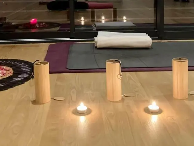 Ceremonia de yoga con velas y accesorios
