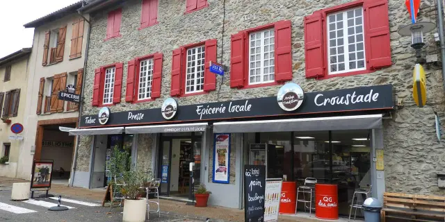 Ariège tradition Boutique locale en pierre avec des volets rouges et une enseigne