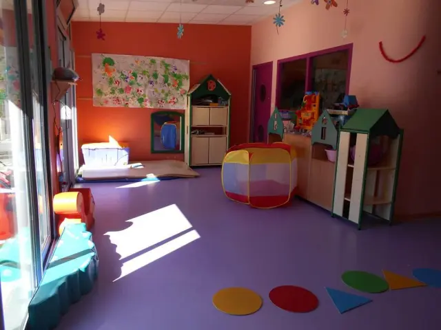 Salle de jeux pour enfants avec des jouets et des meubles colorés
