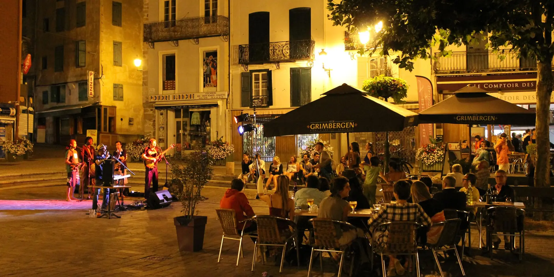 Groupe de personnes en terrasse avec musique live