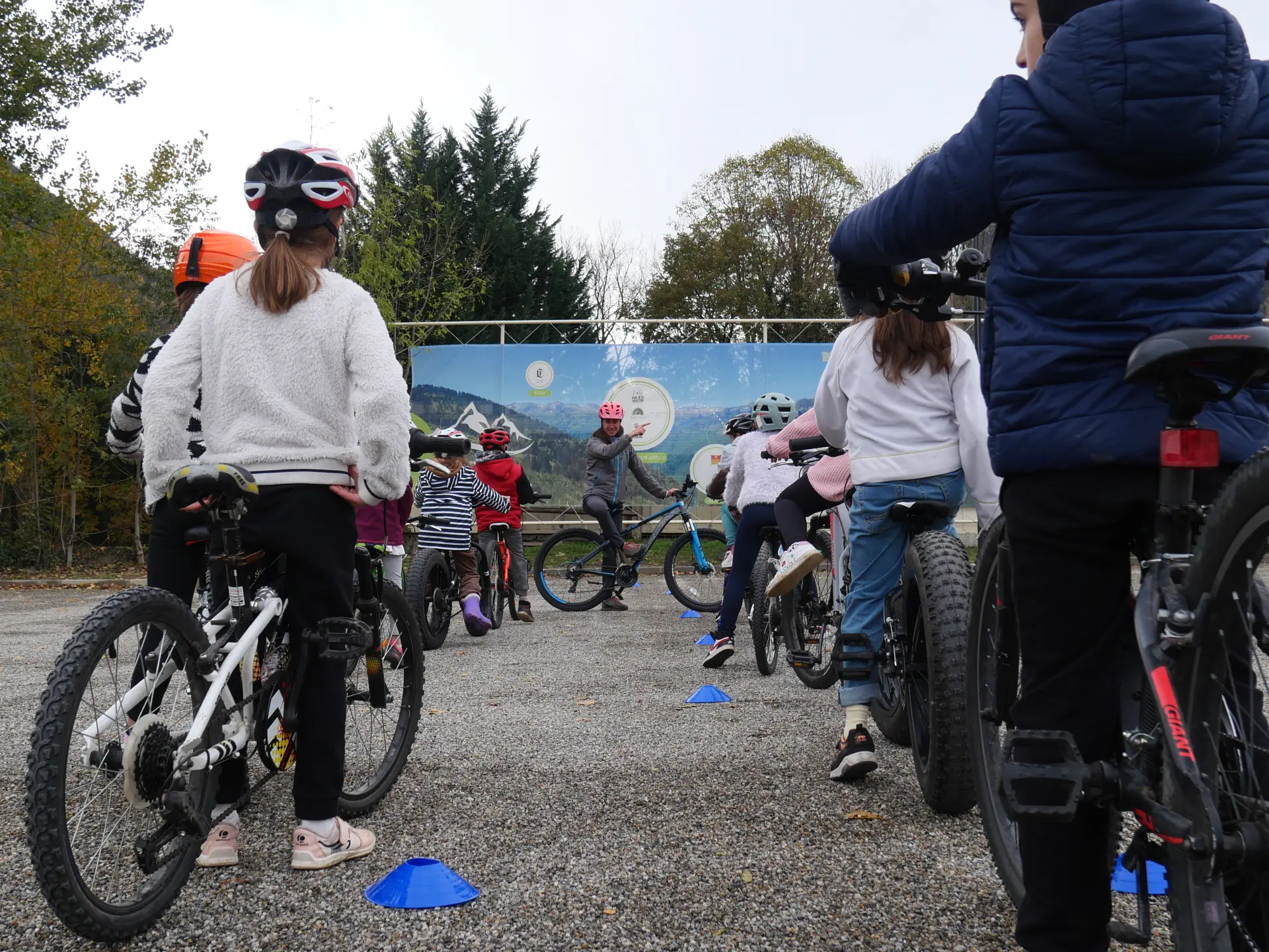 Un grupo de niños aprendiendo a montar en bicicleta en un parque