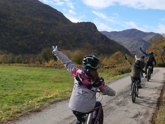 Grupo de ciclistas en una carretera de montaña