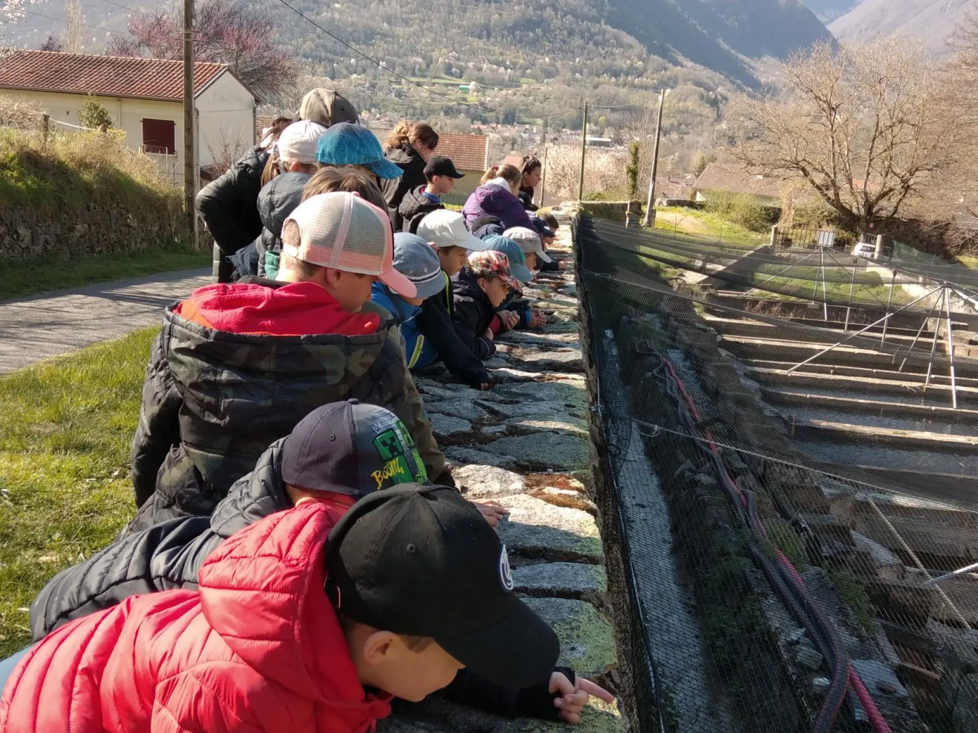 Un grupo de niños observa un acueducto de piedra