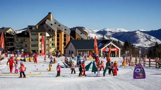 Enfants en cours de ski avec des instructeurs dans une station de ski