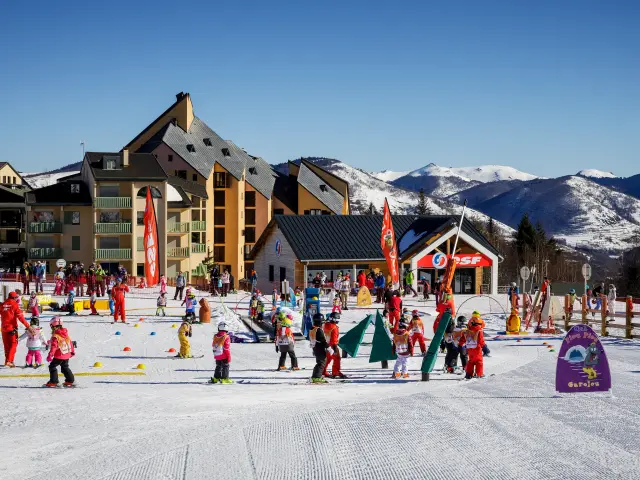 Enfants en cours de ski avec des instructeurs dans une station de ski