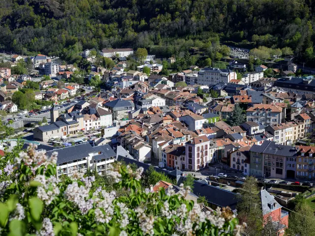 Vista aérea de un pueblo de montaña con casas de techos rojos