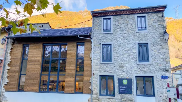 Bâtiment en pierre avec une façade moderne et des panneaux d'accessibilité