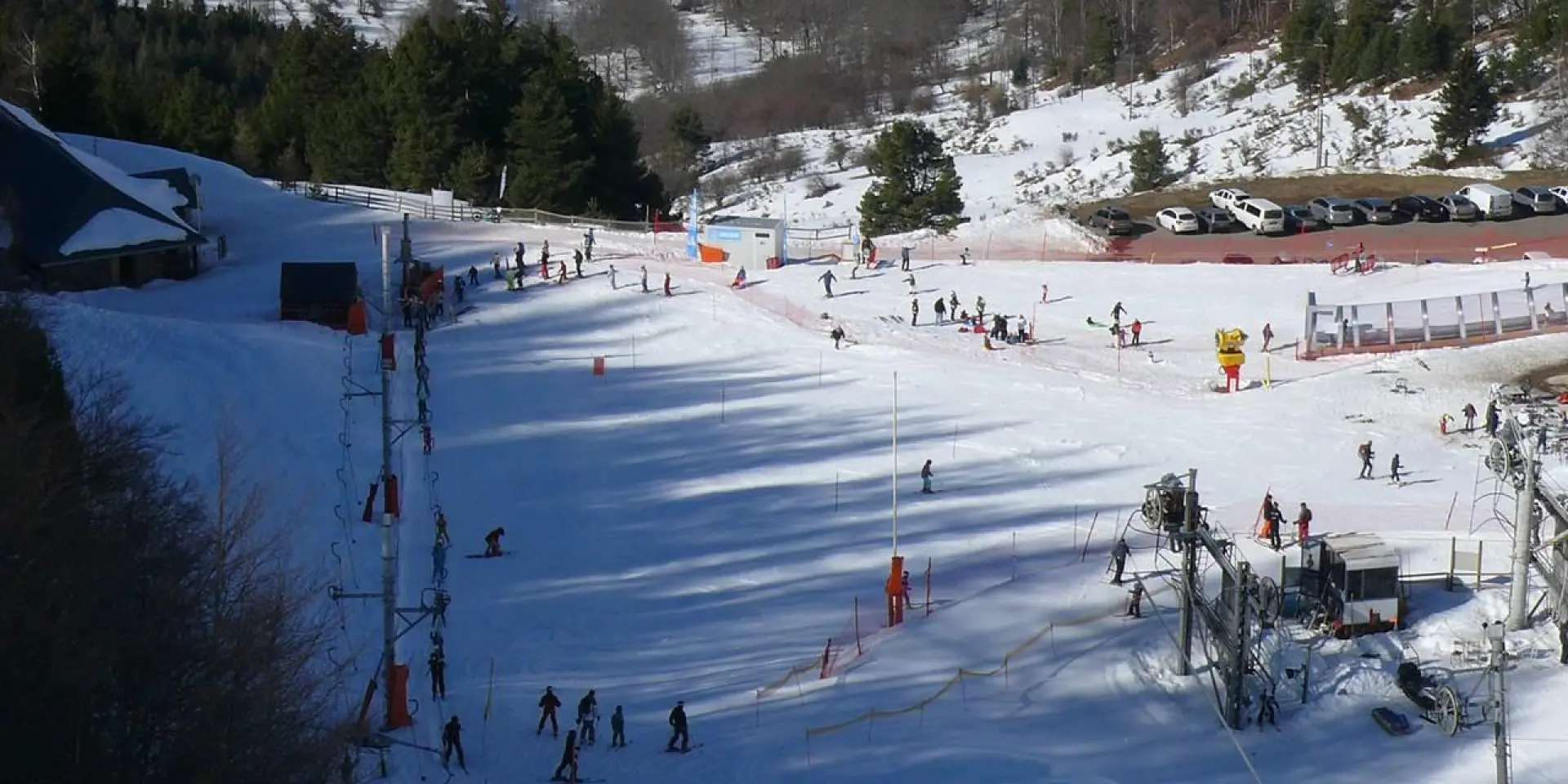 Piste de ski avec des skieurs et des débutants sur des tapis roulants